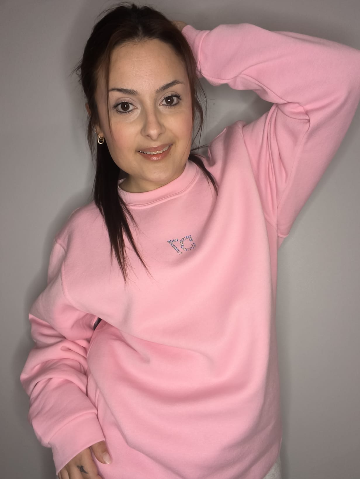 Sudadera holgada rosa con logotipo en Strass hecho a mano | Colección Aura