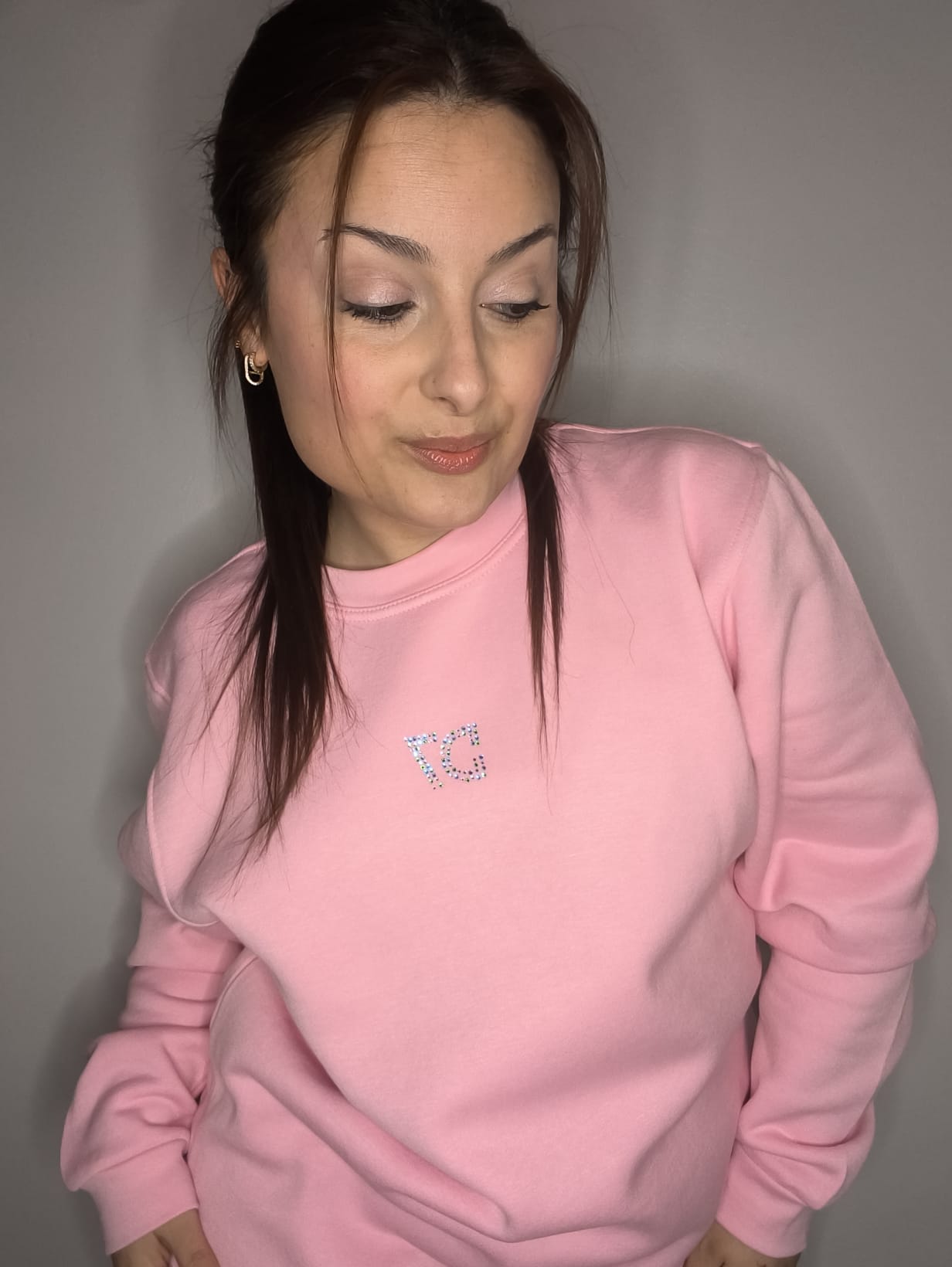 Sudadera holgada rosa con logotipo en Strass hecho a mano | Colección Aura