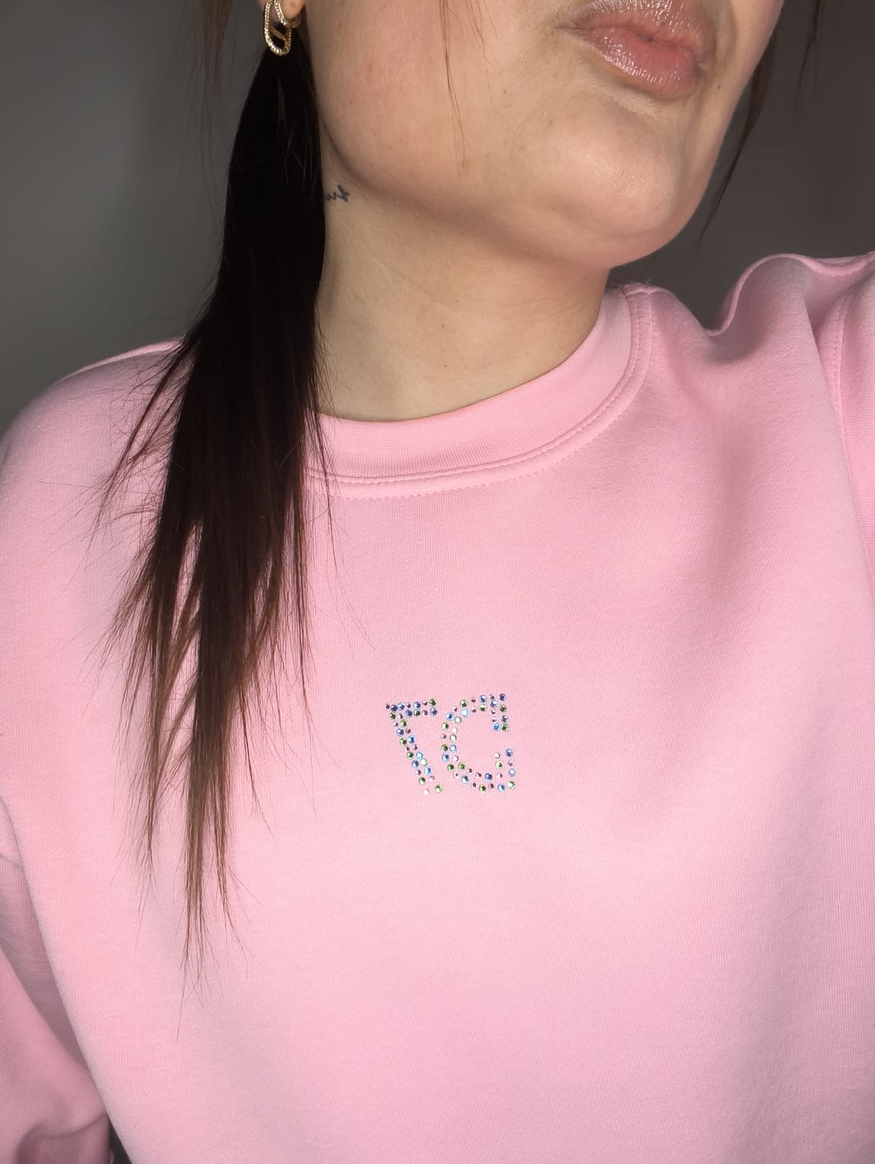 Sudadera holgada rosa con logotipo en Strass hecho a mano | Colección Aura