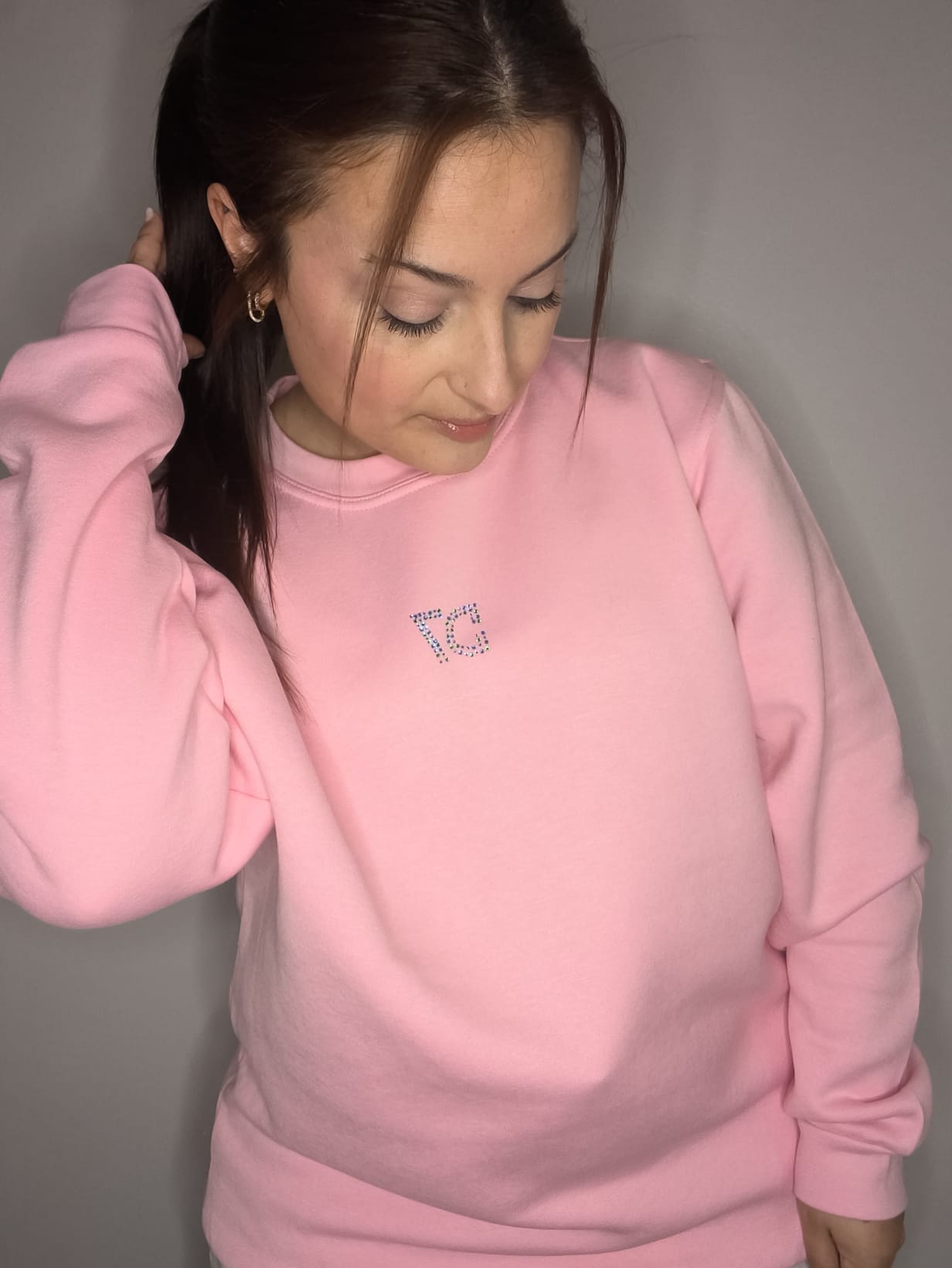 Sudadera holgada rosa con logotipo en Strass hecho a mano | Colección Aura