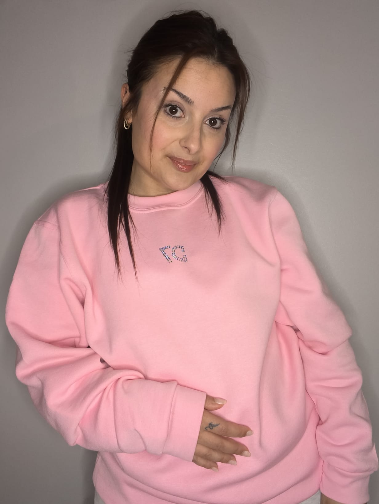 Sudadera holgada rosa con logotipo en Strass hecho a mano | Colección Aura