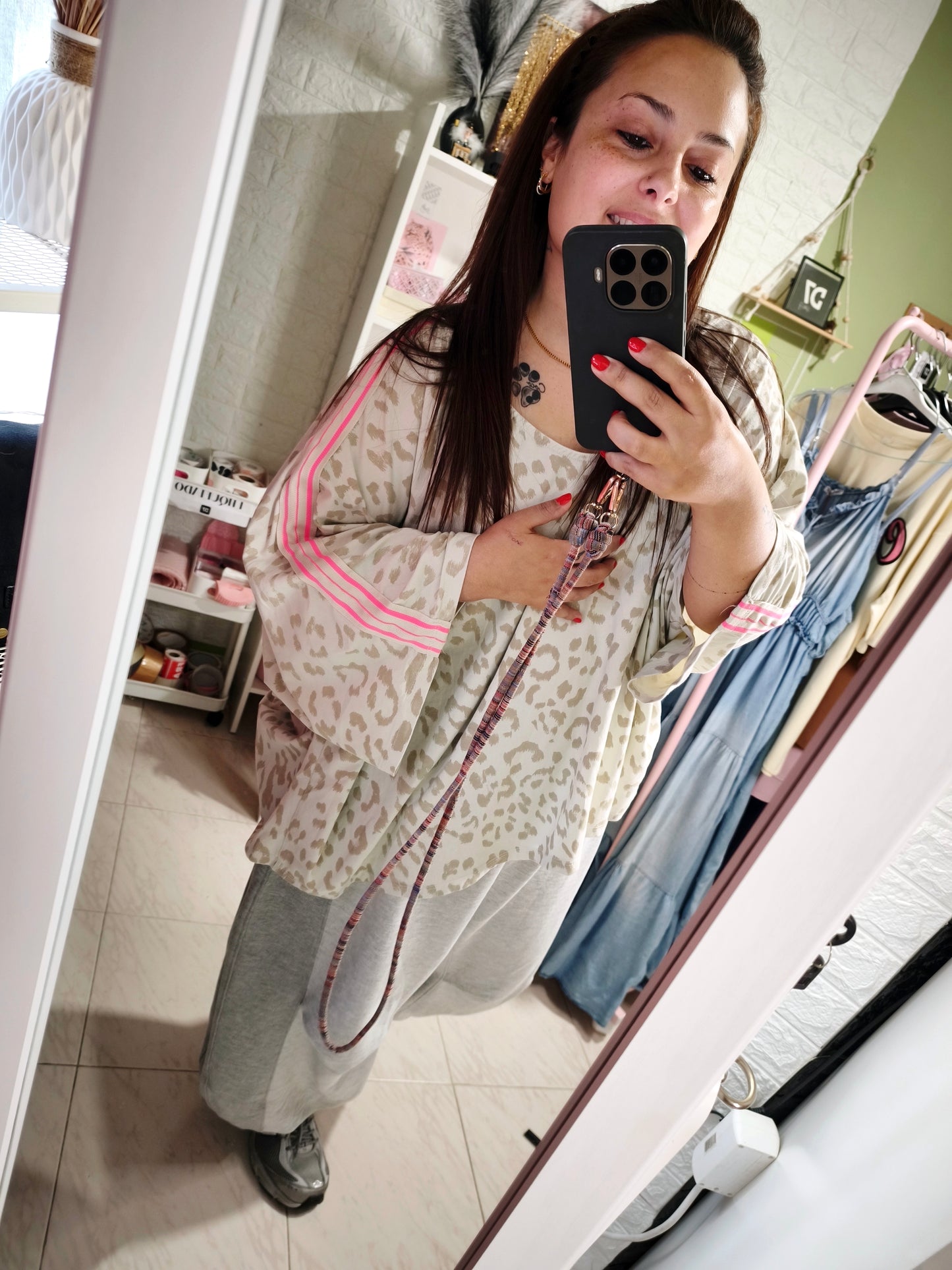 Camiseta Over Leo y Franjas Rosas