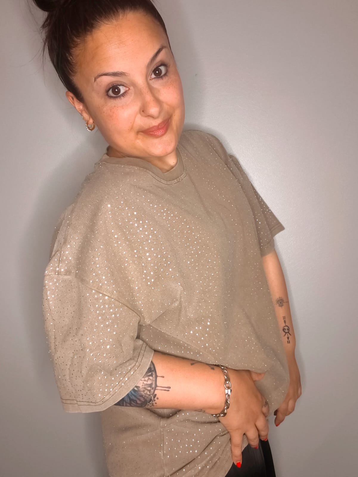 Camiseta Queen Strass Taupe - Over