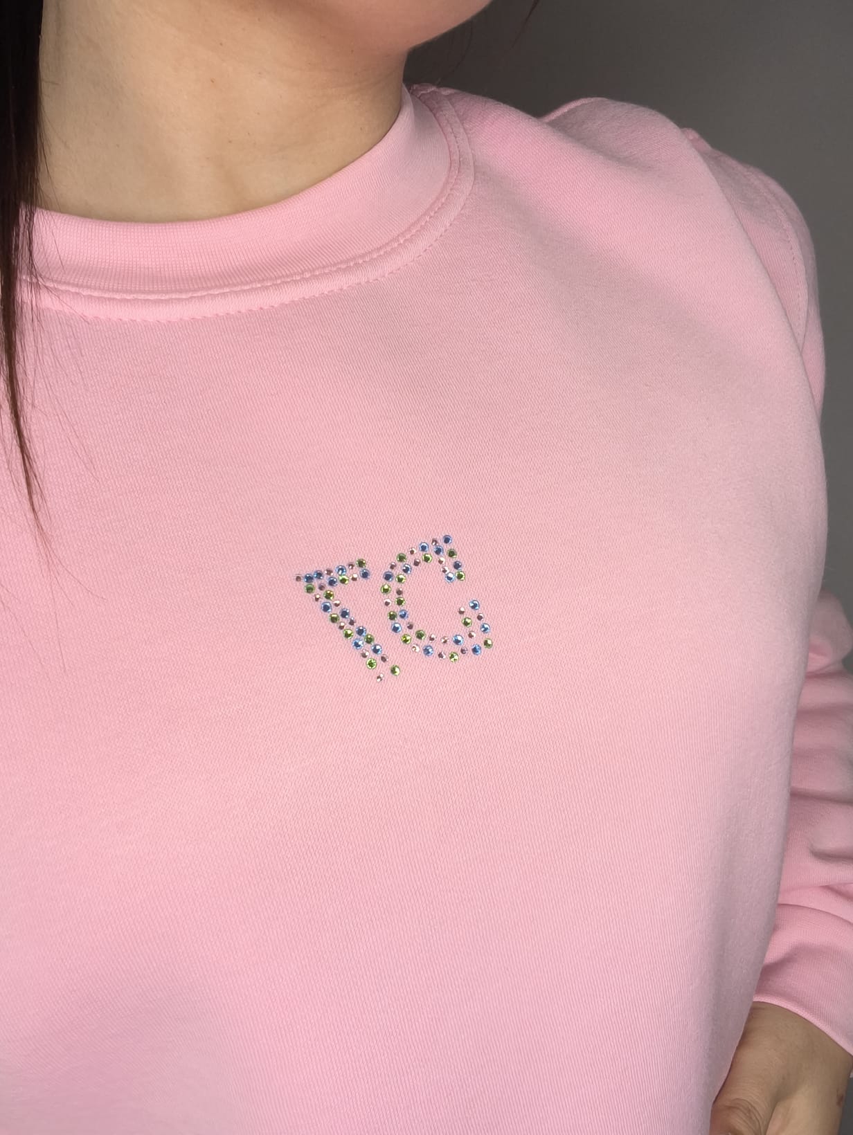 Sudadera holgada rosa con logotipo en Strass hecho a mano | Colección Aura