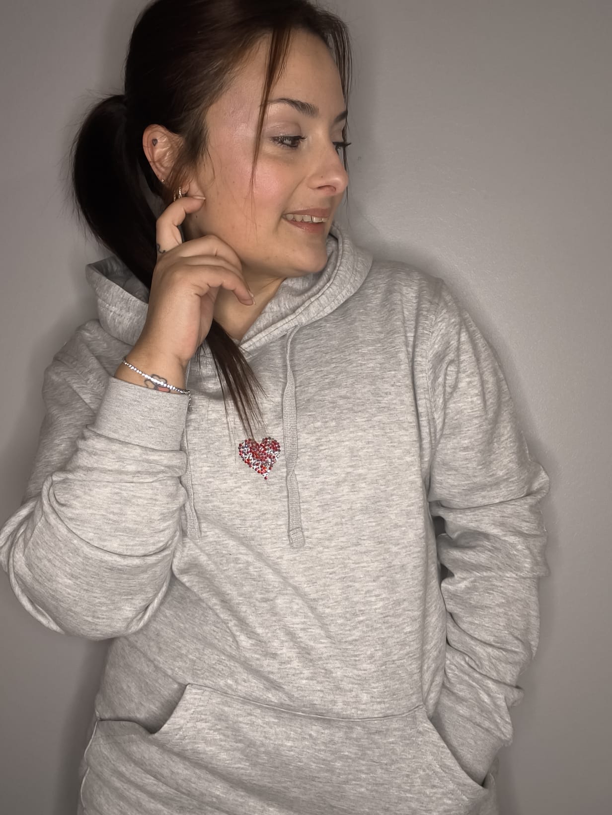 Sudadera holgada gris🩶con capucha y corazón en strass hecho a mano | Colección Aura