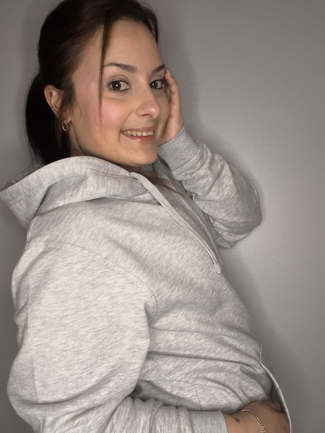 Sudadera holgada gris🩶con capucha y corazón en strass hecho a mano | Colección Aura