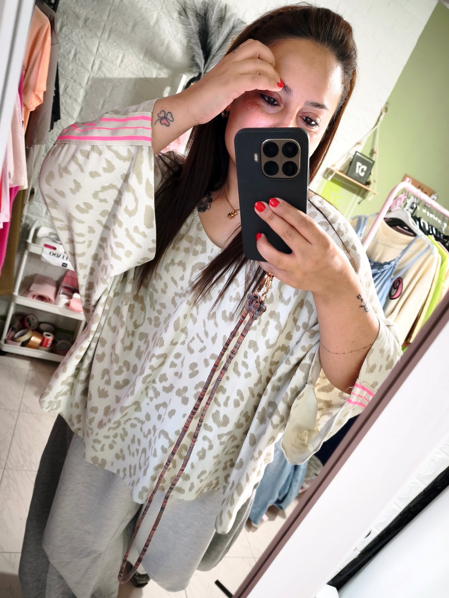 Camiseta Over Leo y Franjas Rosas