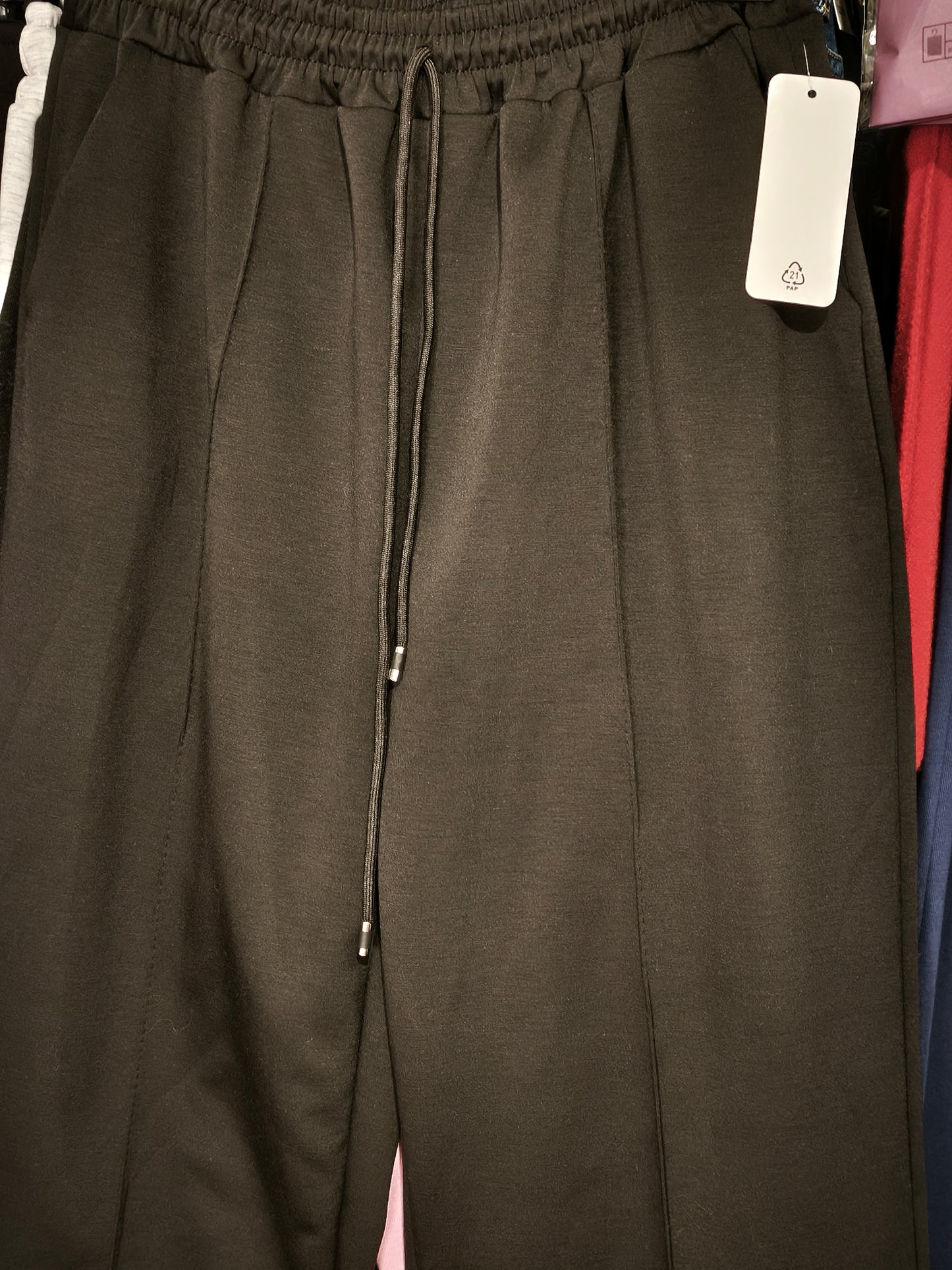 Pantalón Oscuro Línea