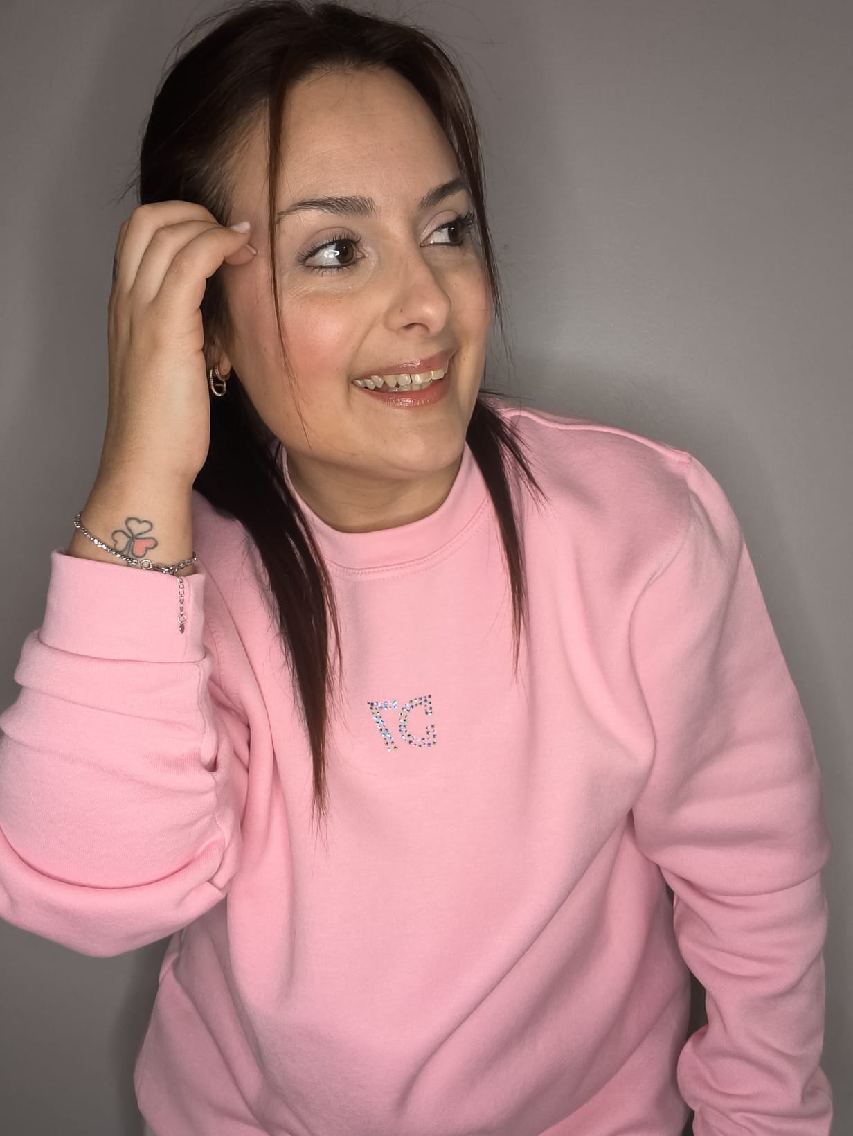 Sudadera holgada rosa con logotipo en Strass hecho a mano | Colección Aura