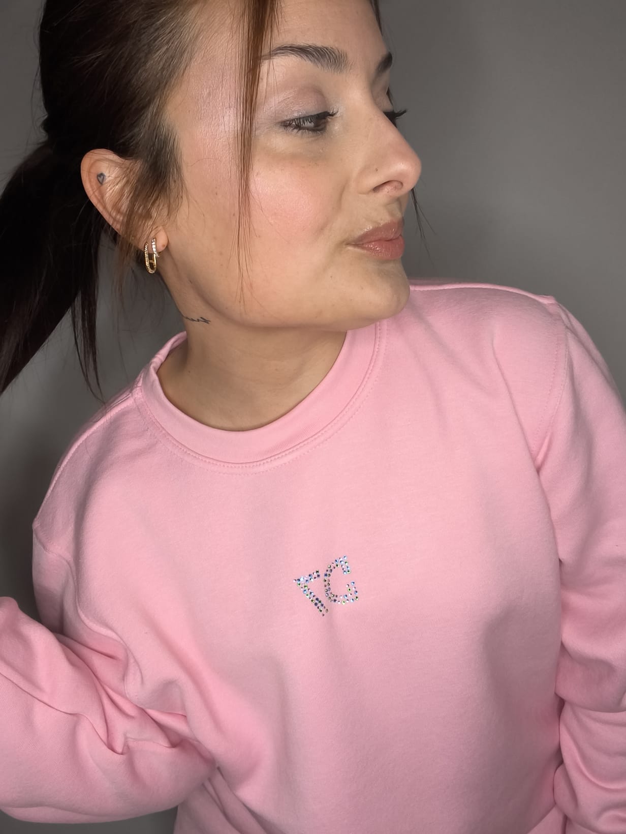 Sudadera holgada rosa con logotipo en Strass hecho a mano | Colección Aura