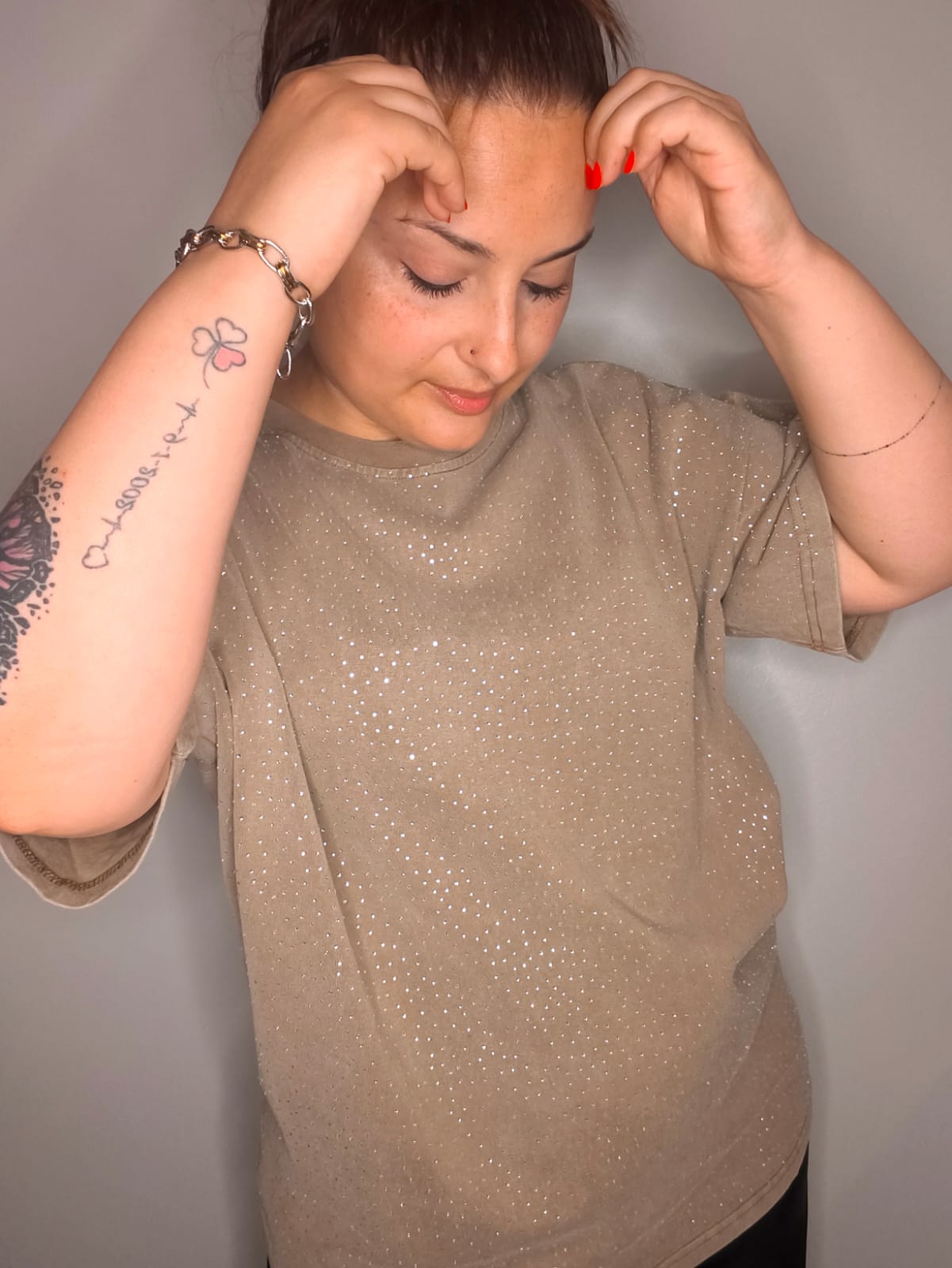Camiseta Queen Strass Taupe - Over