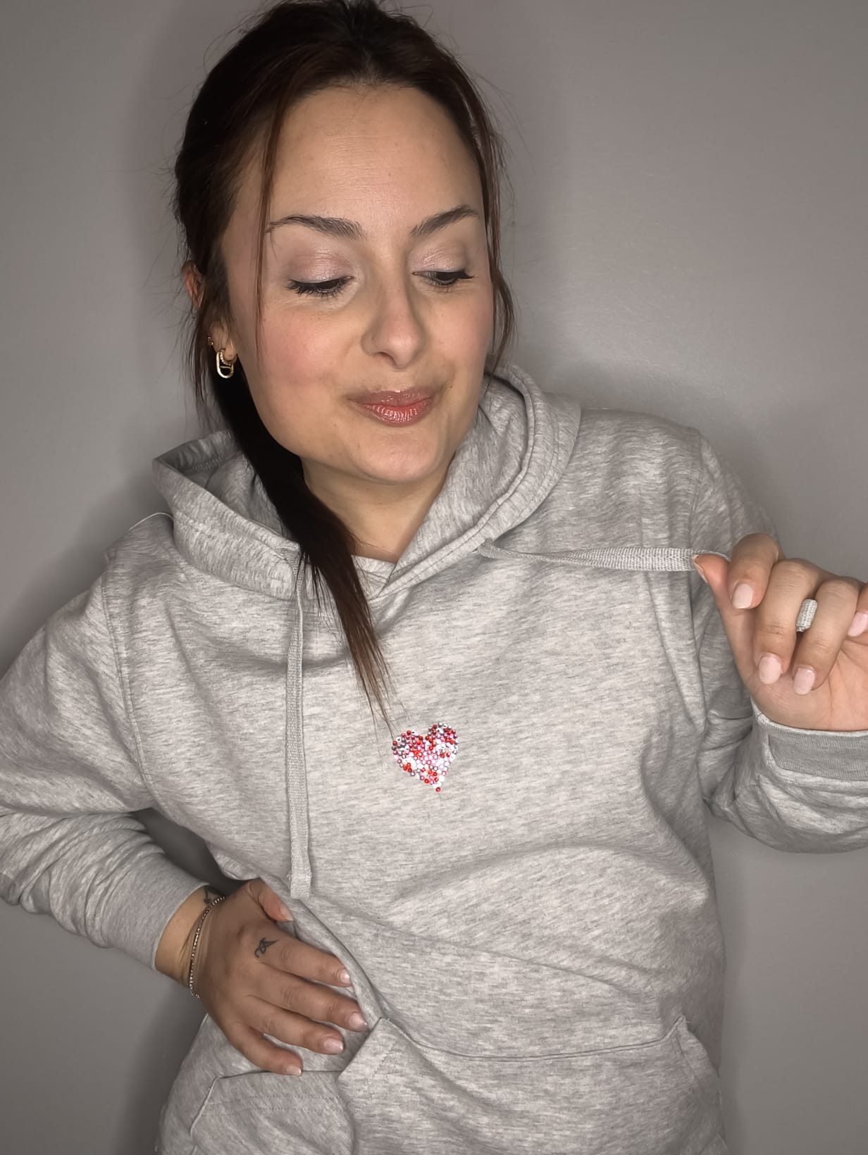 Sudadera holgada gris🩶con capucha y corazón en strass hecho a mano | Colección Aura