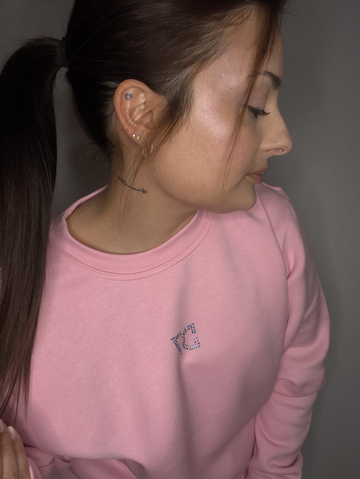 Sudadera holgada rosa con logotipo en Strass hecho a mano | Colección Aura