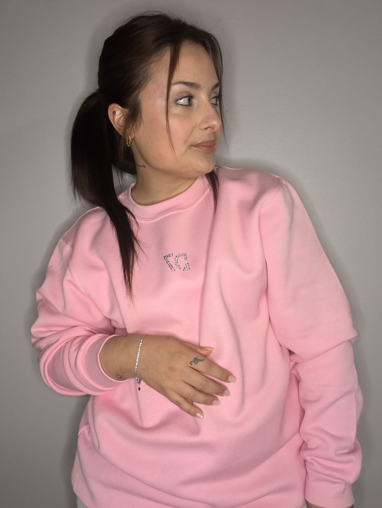 Sudadera holgada rosa con logotipo en Strass hecho a mano | Colección Aura