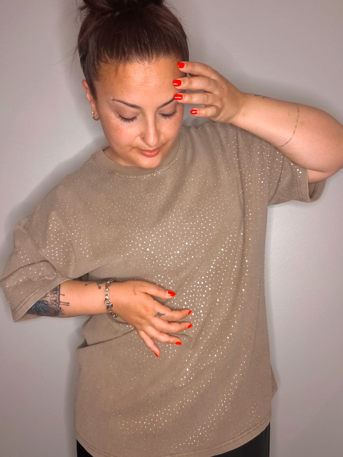 Camiseta Queen Strass Taupe - Over