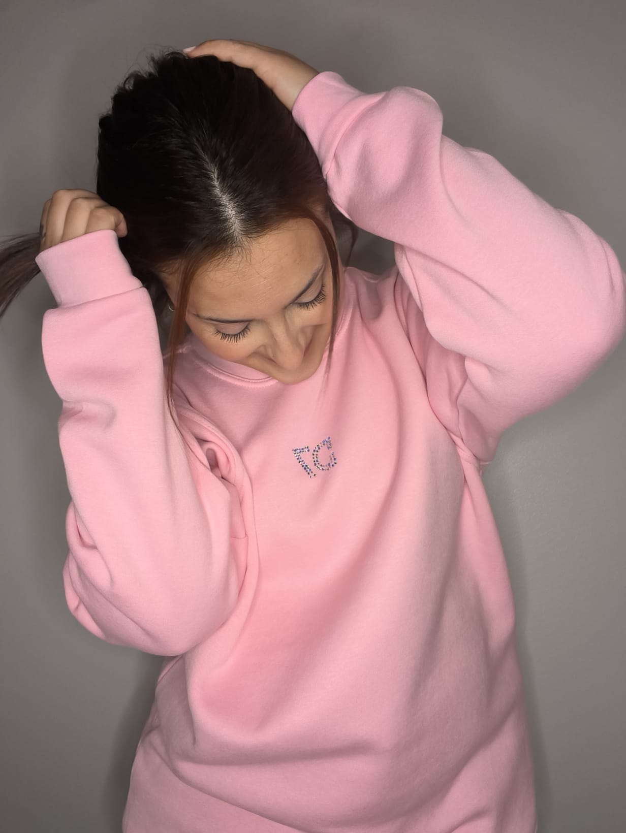Sudadera holgada rosa con logotipo en Strass hecho a mano | Colección Aura