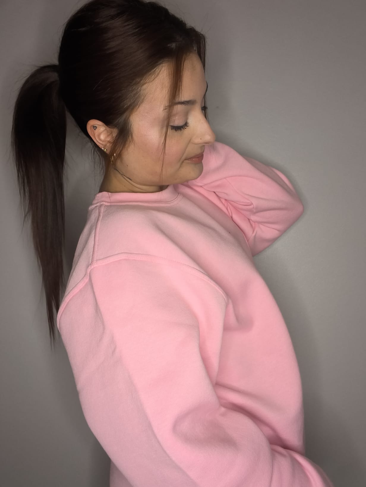 Sudadera holgada rosa con logotipo en Strass hecho a mano | Colección Aura